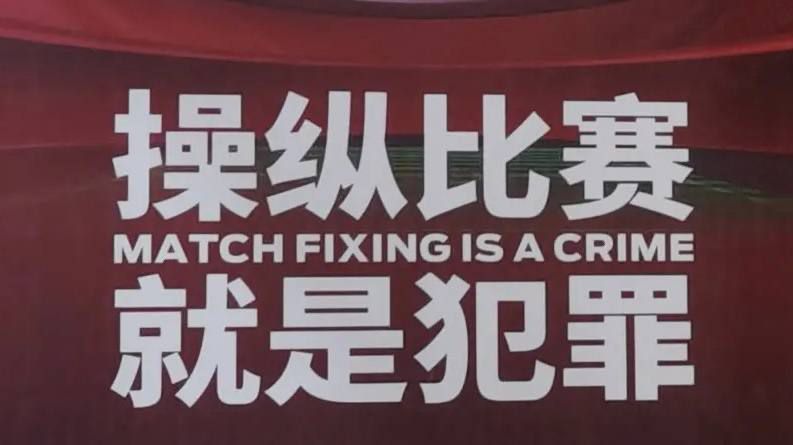 【双方首发及换人信息】罗马首发：1-帕特里西奥、23-曼奇尼、14-迭戈-略伦特、5-恩迪卡、43-拉斯穆斯-克里斯滕森、4-克里斯坦特、16-帕雷德斯、59-扎莱夫斯基、7-佩莱格里尼（85'' 52-博维）、21-迪巴拉（25'' 17-阿兹蒙）（62'' 92-沙拉维）、90-卢卡库罗马替补：99-斯维拉尔、63-波尔、2-卡尔斯多普、37-斯皮纳佐拉、20-桑谢斯、19-切利克、22-奥亚尔、60-帕加诺、61-皮西利、11-贝洛蒂佛罗伦萨首发：1-泰拉恰诺、33-卡约德（81'' 8-马克西姆-洛佩斯）、28-夸尔塔、16-卢卡-拉涅利、3-比拉吉、6-阿图尔、32-邓肯、5-博纳文图拉（72'' 7-索蒂尔）、11-伊科内（72'' 10-冈萨雷斯）、99-夸梅、18-恩佐拉佛罗伦萨替补：0-53-克里斯滕森、40-瓦努奇、4-米伦科维奇、65-帕里西、26-米纳、70-皮耶罗齐、77-布雷卡洛、72-巴拉克、19-因凡蒂诺、38-曼德拉戈拉、9-贝尔特兰